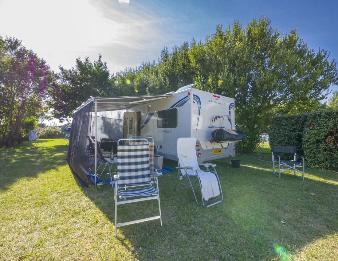 camping-mobil-home-bretagne-emplacement-camping-car-exterieur-G1